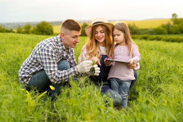 Photo gratuite belle famille à la ferme avec tablette