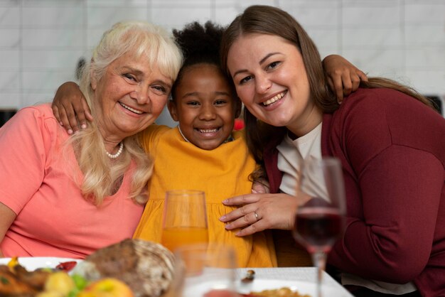 Belle famille heureuse ayant un bon dîner de thanksgiving ensemble