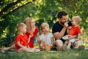 Photo gratuite belle famille jouant dans le parc