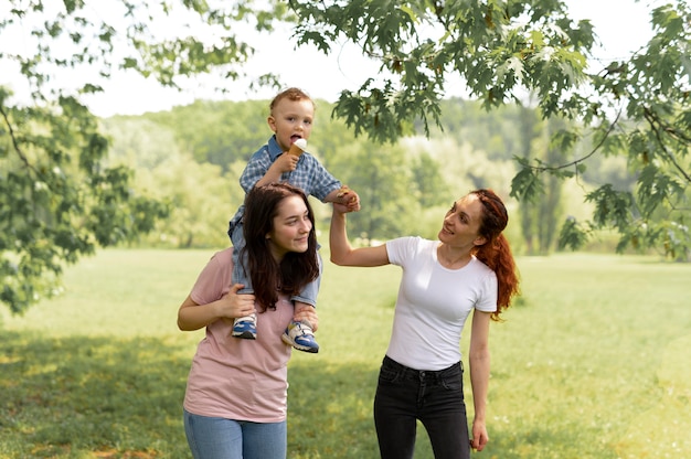 Belle famille lgbt dans le parc