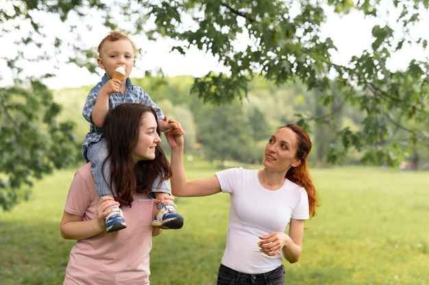 Belle famille lgbt dans le parc