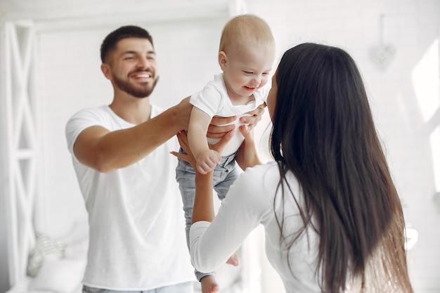 Belle famille passe du temps dans une salle de bain