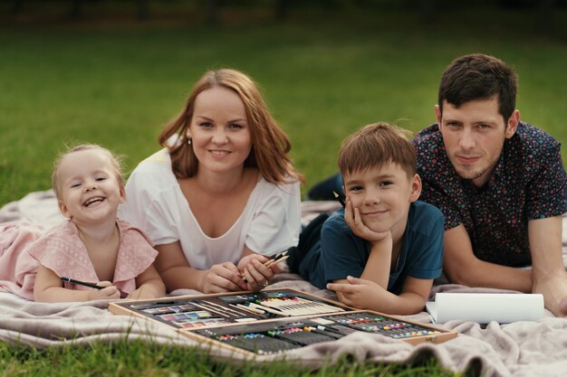 Belle famille passe du temps ensemble à l'extérieur