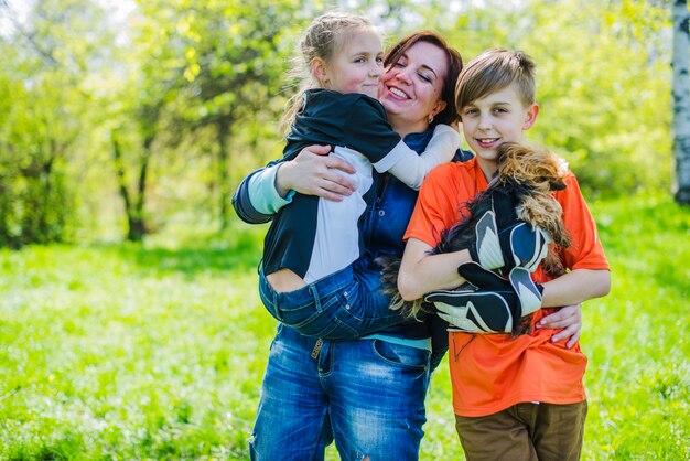 Belle famille posant dans le parc