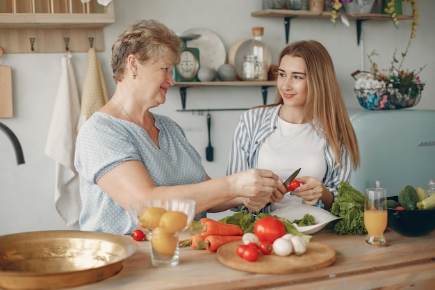 Belle famille prépare des plats dans une cuisine