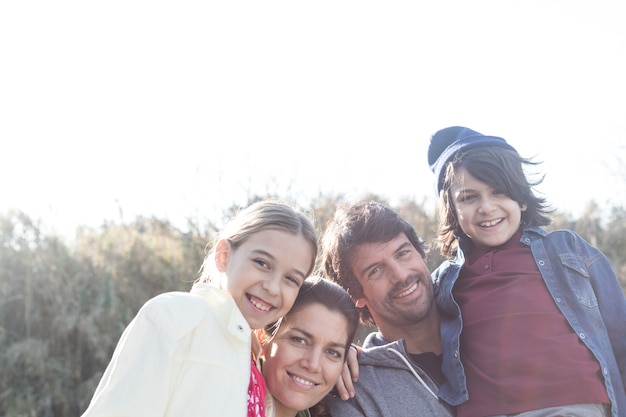 Belle famille en profitant de l&#39;extérieur