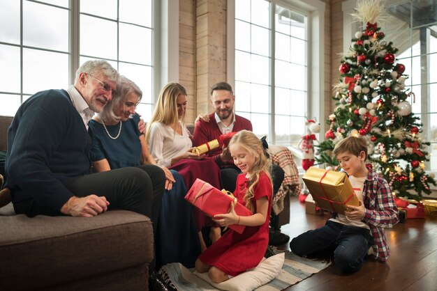 Belle famille profitant de Noël ensemble à la maison
