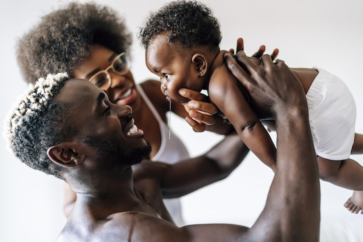 Photo gratuit belle famille s'amusant ensemble à la maison