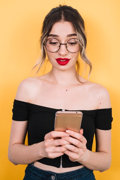 Belle femme avec achats mobiles en ligne