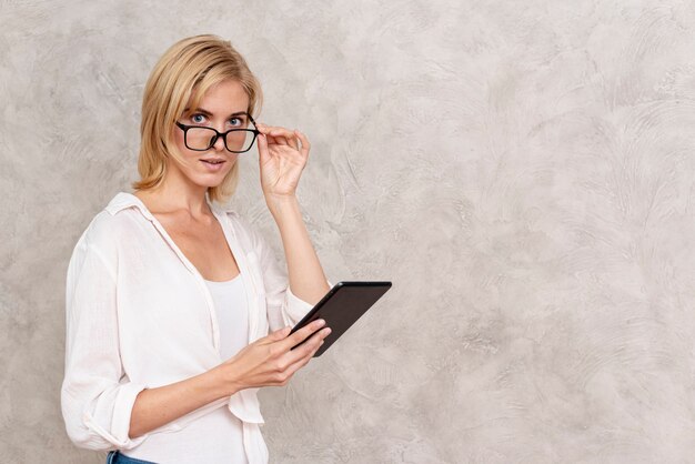 Belle femme adulte avec des lunettes