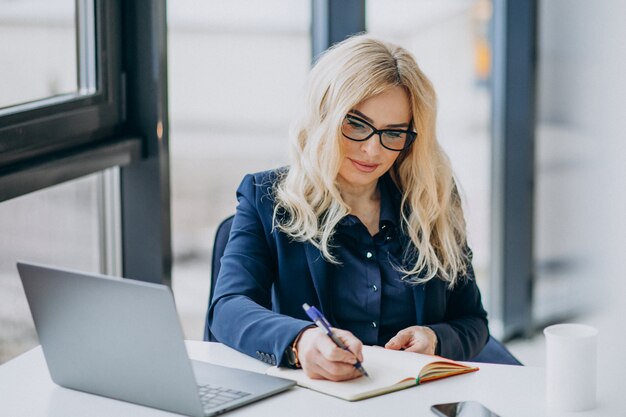 Belle femme d'affaires au bureau