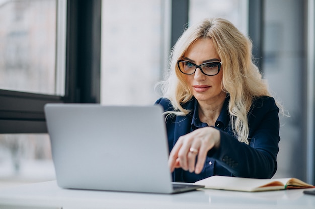 Belle femme d'affaires au bureau