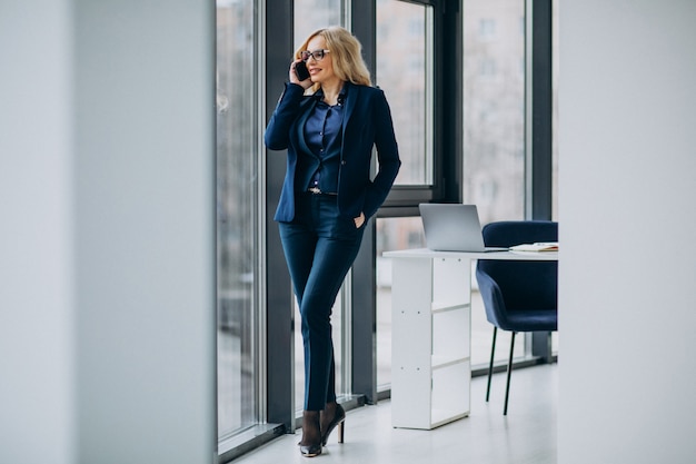 Photo gratuite belle femme d'affaires au bureau