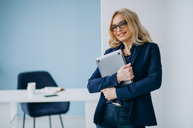 Belle femme d'affaires au bureau