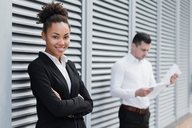 Belle femme d'affaires moyen tir