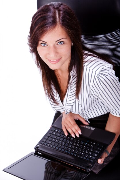 Belle femme d'affaires avec ordinateur portable