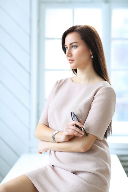 Photo gratuite belle femme d'affaires posant au bureau intérieur