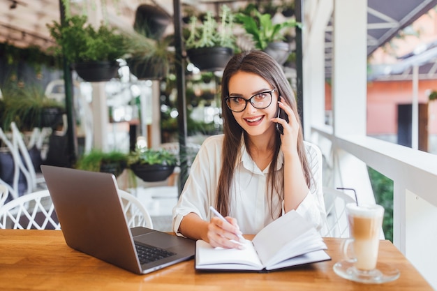 Une belle femme d'affaires prend l'heure du déjeuner au café