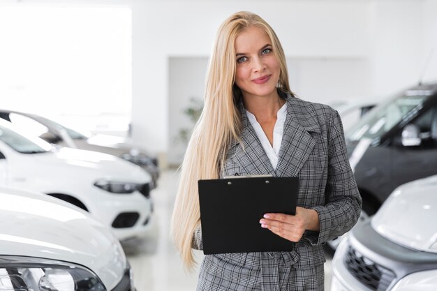 Belle femme d'affaires en regardant la caméra tir moyen