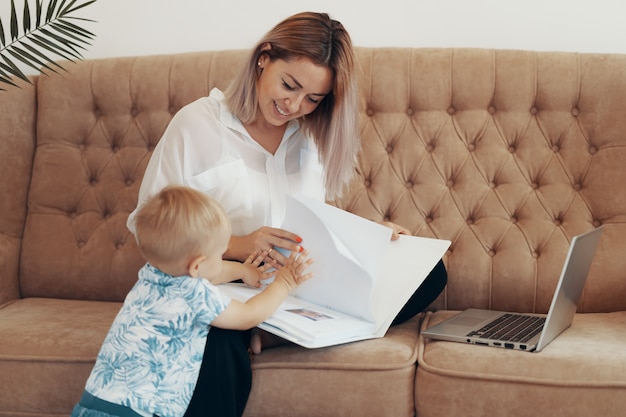 Belle Femme D'affaires Travaillant à La Maison. Concept Multitâche, Indépendant Et Maternité