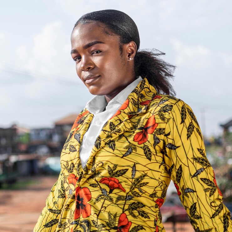 Photo gratuit belle femme africaine en manteau floral à l'extérieur