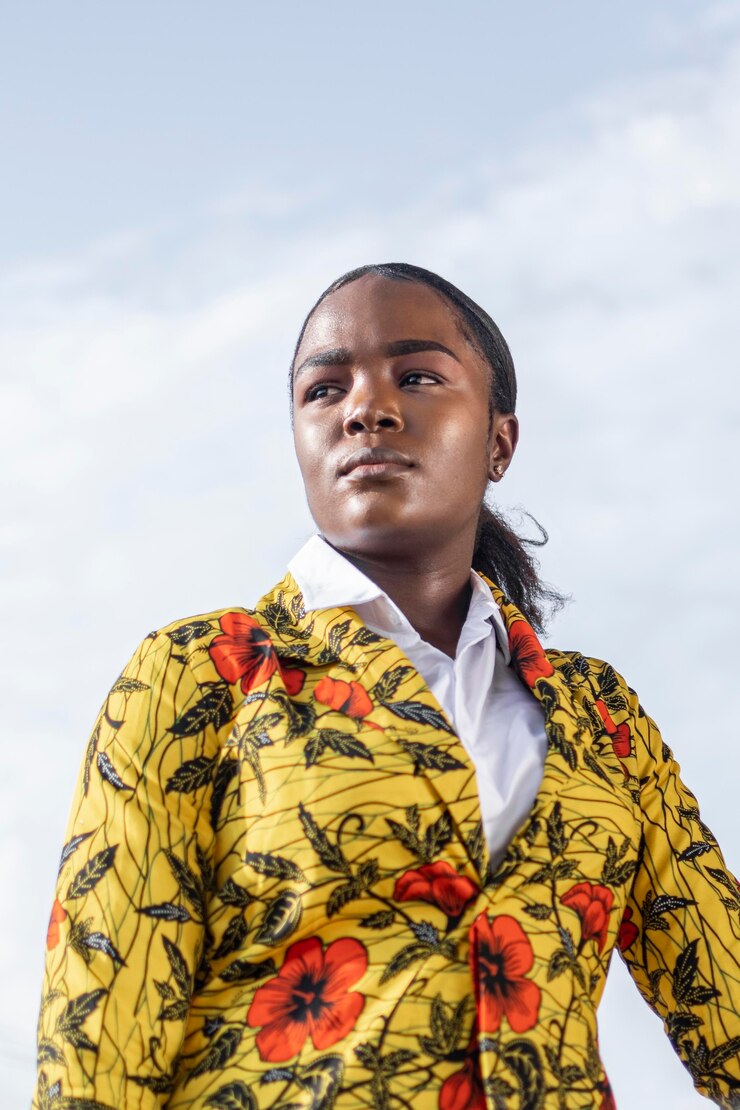 Photo gratuit belle femme africaine en manteau floral à la recherche de suite