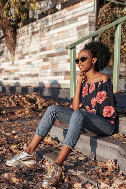 Photo gratuite belle femme africaine à la recherche de suite