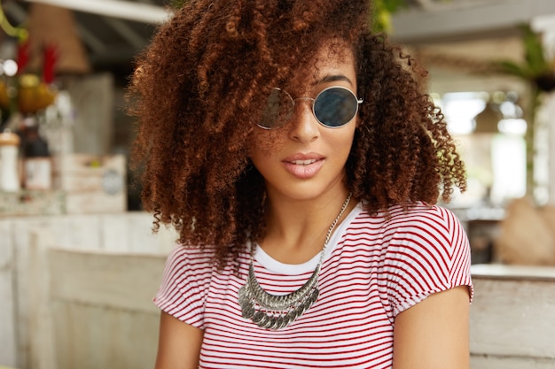 Belle femme afro-américaine au café