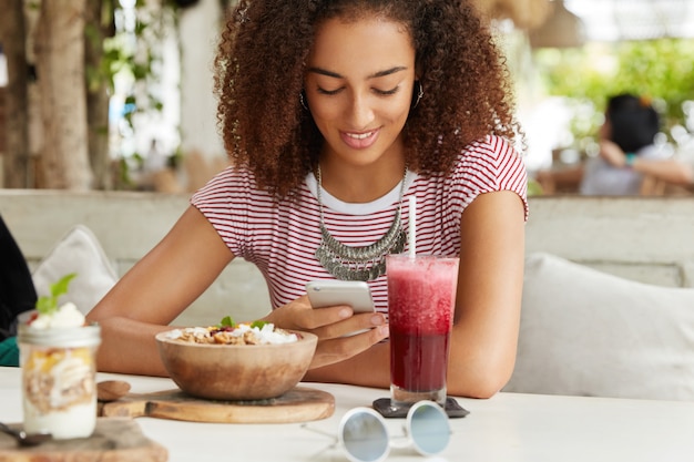 Photo gratuite belle femme afro-américaine au café