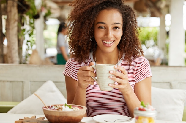 Photo gratuite belle femme afro-américaine au café