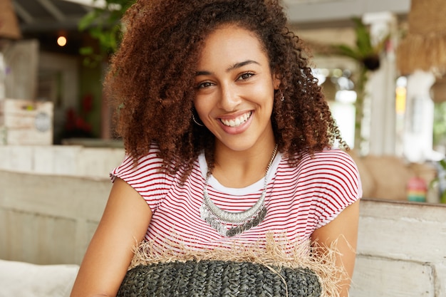 Photo gratuite belle femme afro-américaine au café