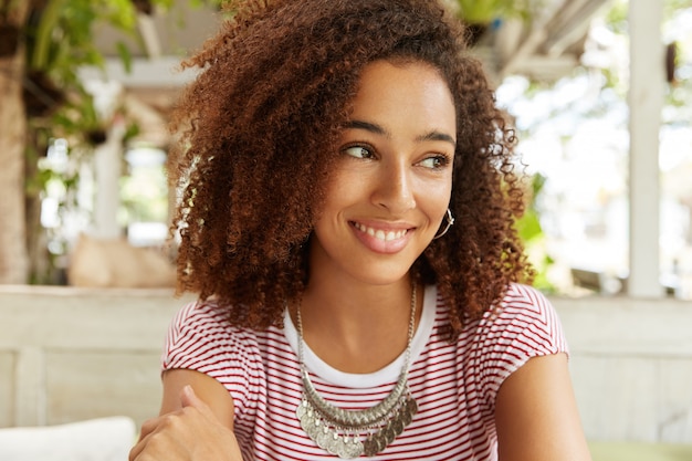 Belle femme afro-américaine au café