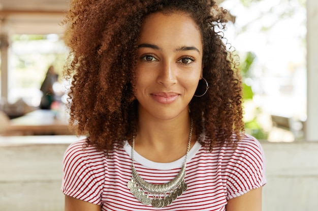 Photo gratuite belle femme afro-américaine au café