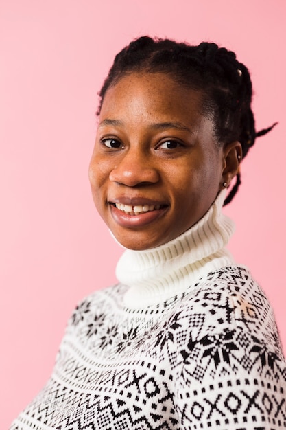 Belle femme afro-américaine close up portrait