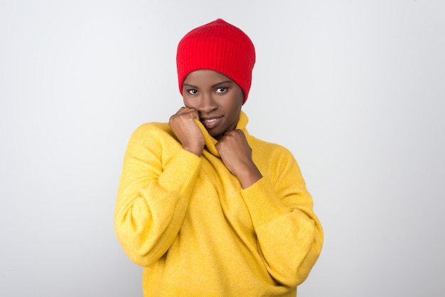 Belle femme afro-américaine joyeuse, regardant la caméra