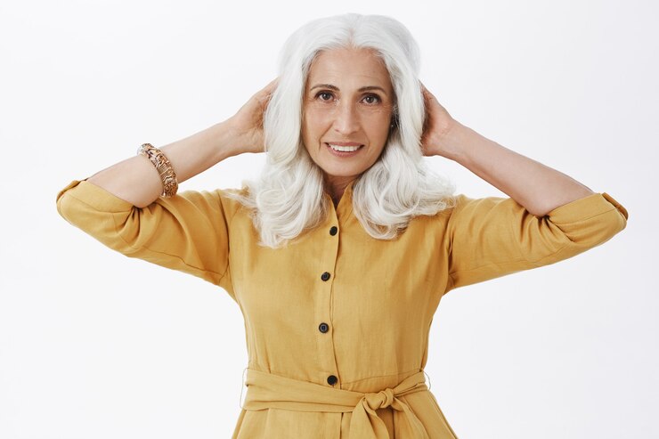 Photo gratuit belle femme âgée élégante à la recherche de la coupe de cheveux