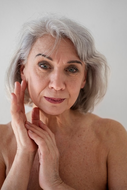 Belle femme âgée maquillée vue de face