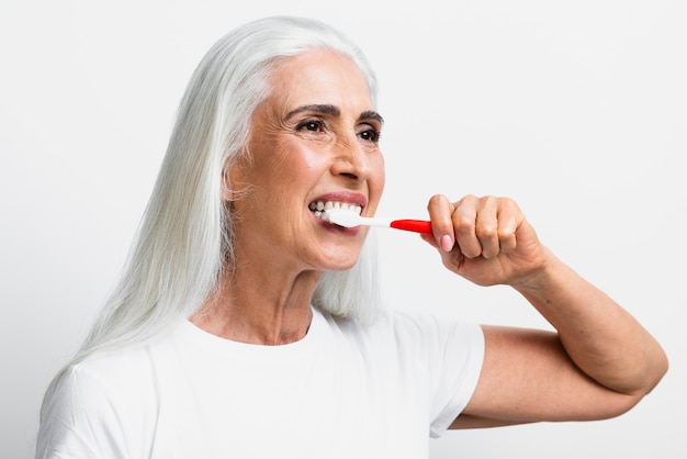 Belle femme à l'aide de la brosse à dents