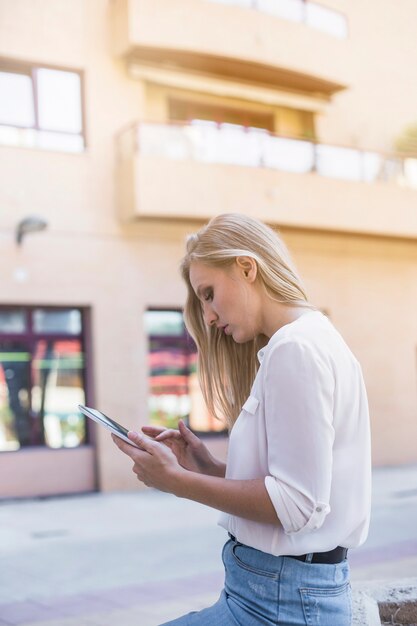 Belle femme à l&#39;aide de tablette numérique