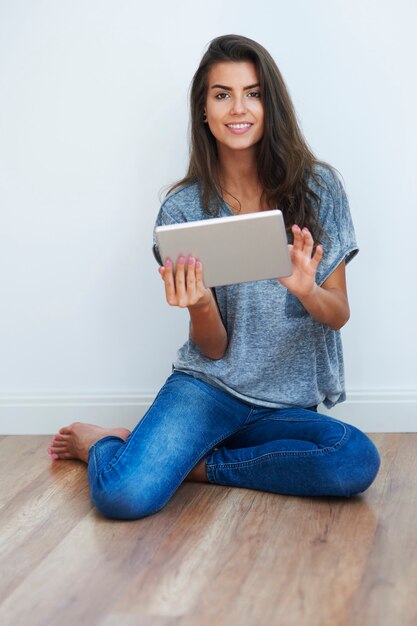 Belle femme à l'aide de tablette numérique