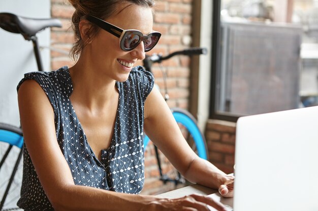 Photo gratuite belle femme avec des amis de messagerie sourire heureux en ligne via les médias sociaux, en utilisant une connexion internet sans fil