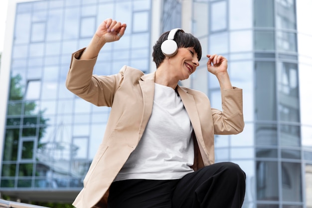 Belle femme appréciant de la musique à l'extérieur