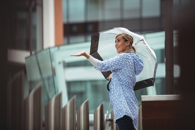 Belle femme appréciant la pluie