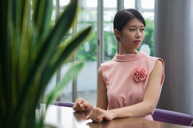 Belle femme asiatique assis à la table dans le café