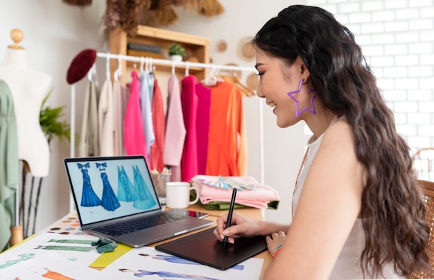 Photo gratuite belle femme asiatique créateur de mode travaillant dans un studio de bureau entrepreneur concept d'entreprise pme