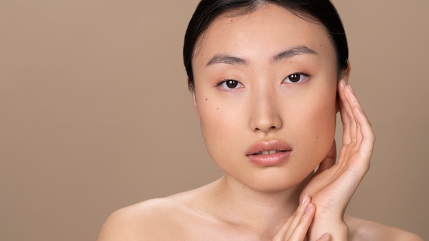 Photo gratuite belle femme asiatique à la peau claire