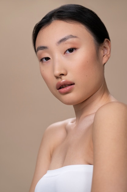 Photo gratuite belle femme asiatique à la peau claire