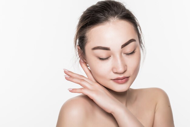 Belle femme asiatique de soins de la peau profiter et se détendre isolé sur mur blanc.