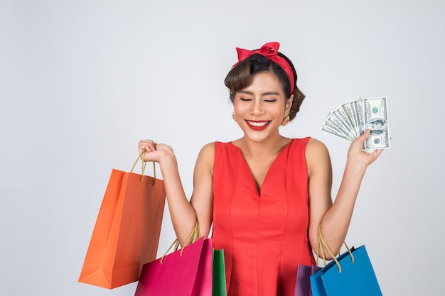 Belle femme asiatique tenant des sacs colorés