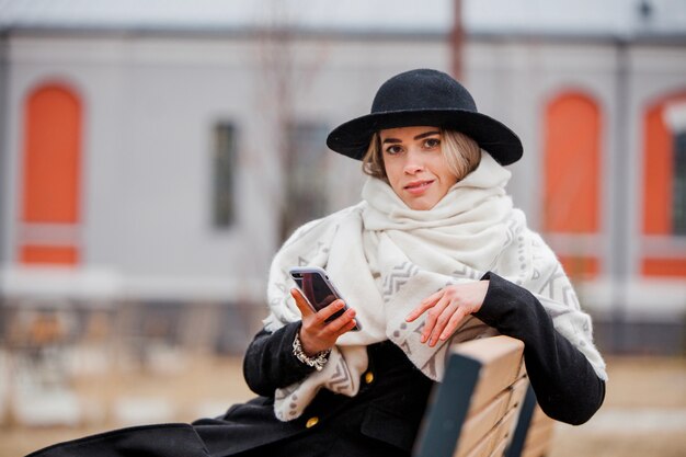 Belle femme assise sur un banc